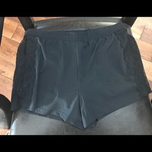 NWT Size Medium Fabletics Lacey Shorts